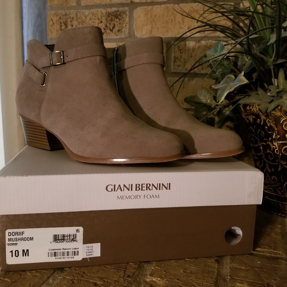 Giani Bernini Booties with Memory Foam Size 10M